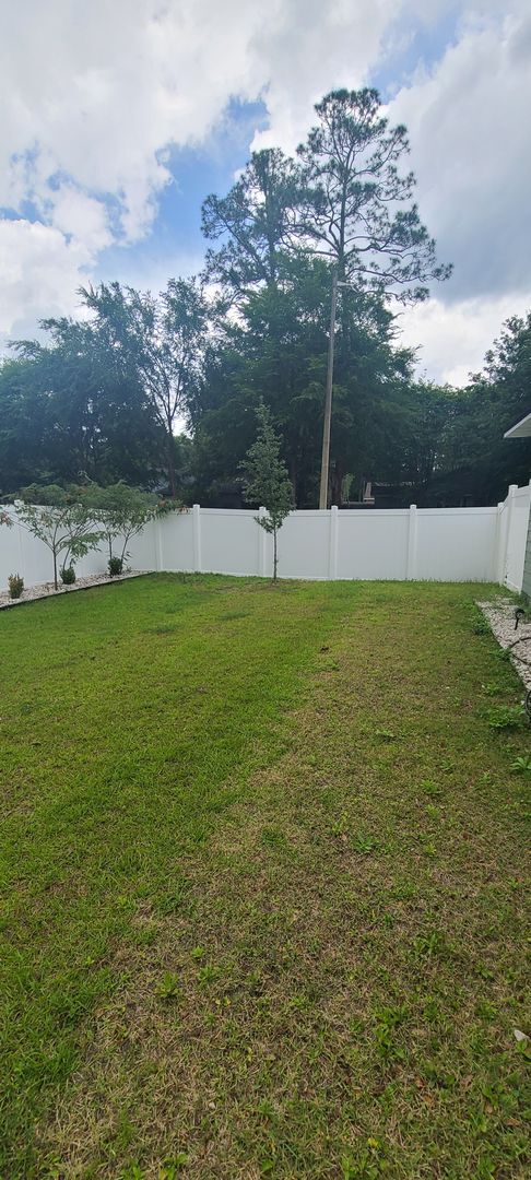Building Photo - Beautiful 3BR/2BA home with large fenced-i...