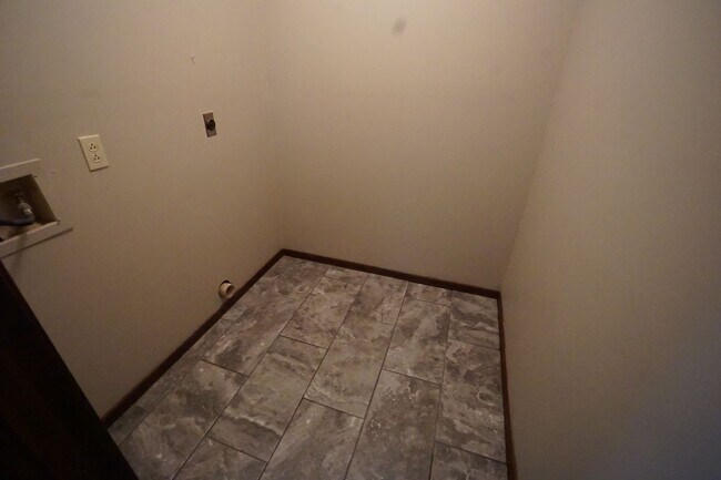 Building Photo - Nice 3 bed 1.5 Bath house, total electric