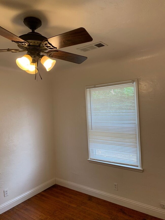 Building Photo - 2 Bedroom 1 Bath