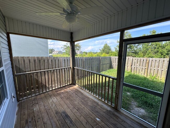 Building Photo - Nice 2 bedroom, 2.5 bath Townhouse