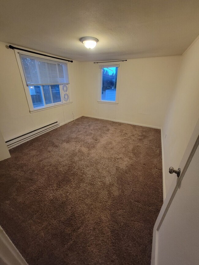 Building Photo - Tacoma home 3bdr 2 bath 1 car garage **** this home is still occupied please do not disrupt the r...