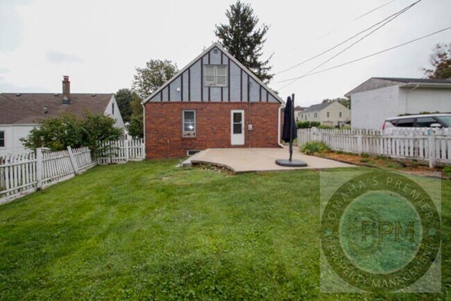 Building Photo - 6011 Walnut St