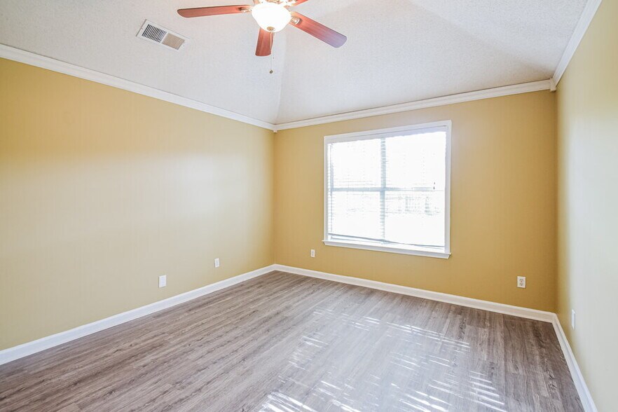 Building Photo - 430 N Ericson Rd