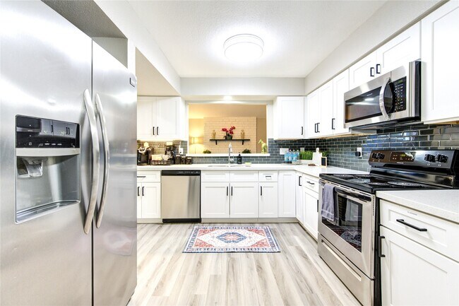 Building Photo - 7373 Antoine Dr