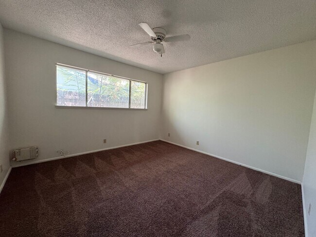 Building Photo - Three Bedroom Two Bathroom Pool Home in He...