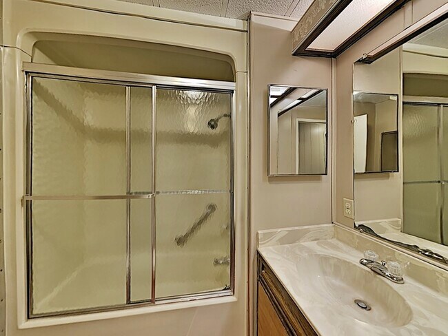 Building Photo - 532 W Plantation Blvd