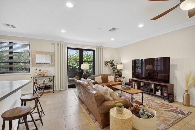 Building Photo - 320 Via Villagio