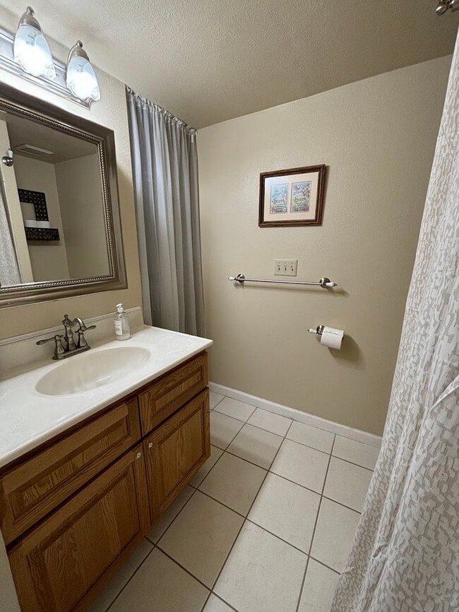 Building Photo - Cozy unit close to skiing!