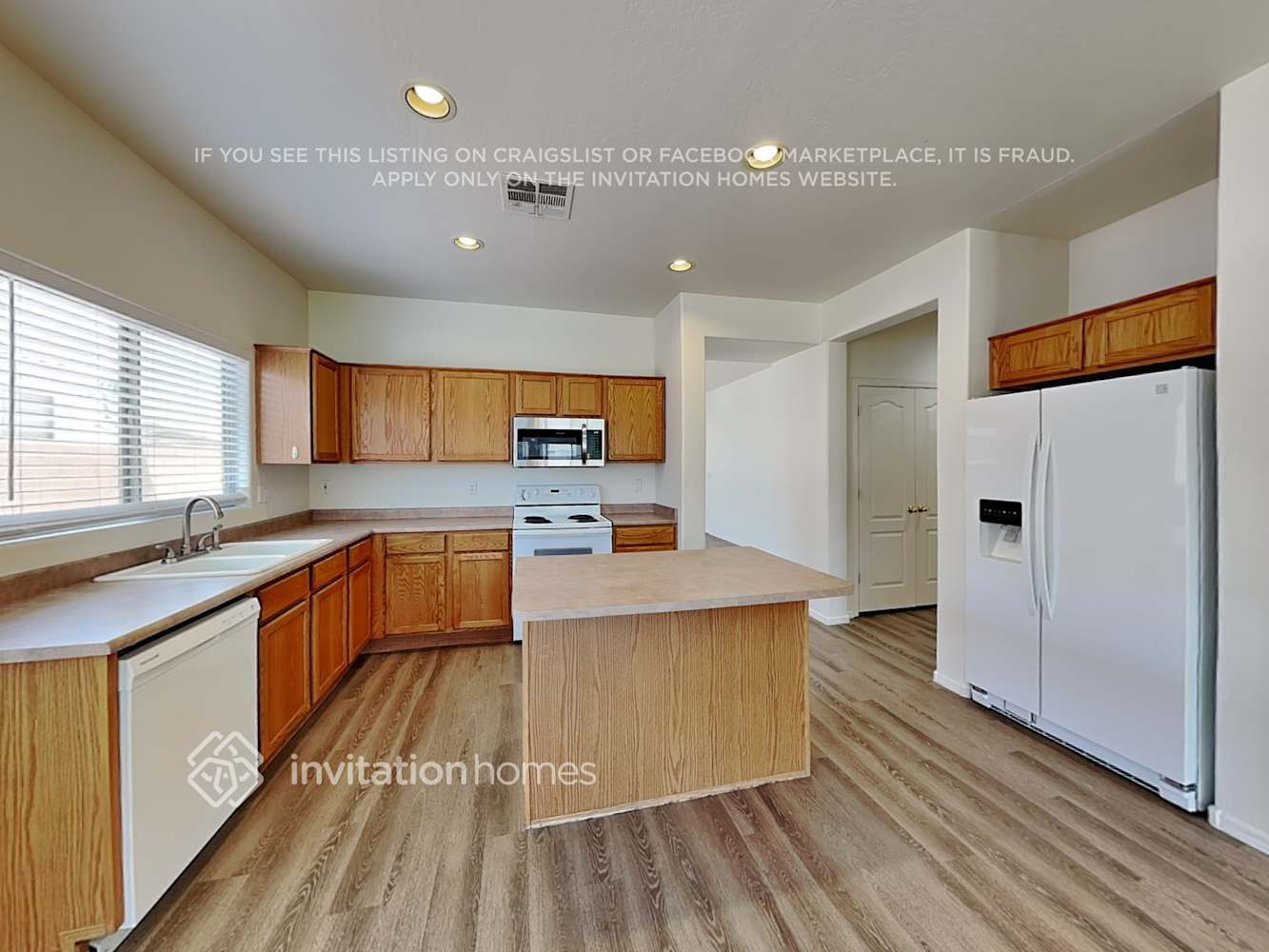 Building Photo - 2103 E La Costa Dr