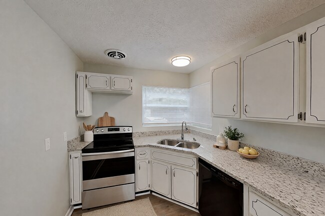 Building Photo - Updated 3 Bed, 2 Bath Home with Fenced Yard & Sunroom in Jacksonville, FL