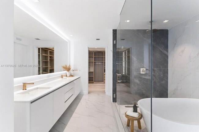 Building Photo - 700 NE 24th St