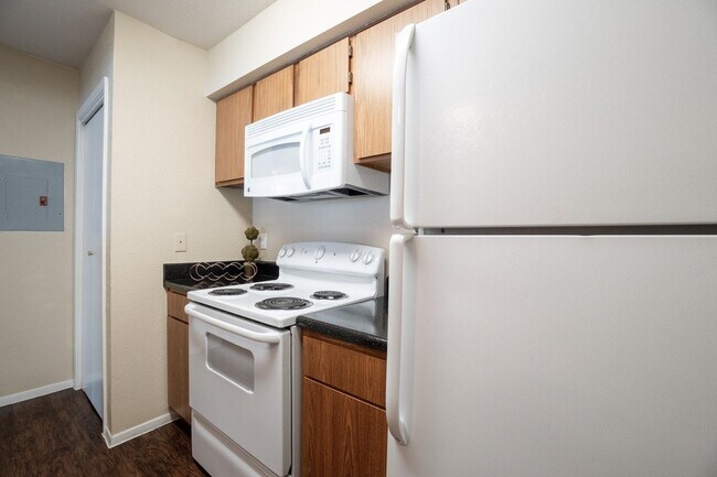 Building Photo - 1400 Clarewood Dr