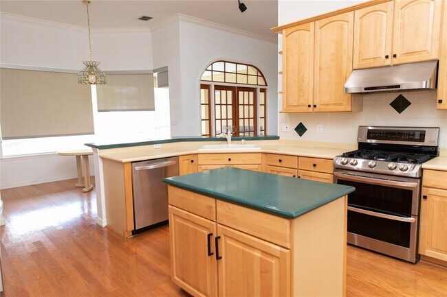 Building Photo - 664 Field Club Cir