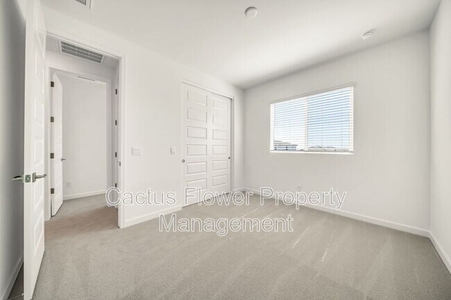 Building Photo - 6946 W Buckhorn Trail