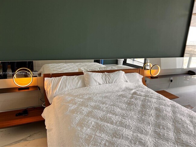 Building Photo - 1000 Biscayne Blvd