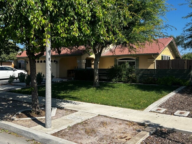 Building Photo - Custom 2 Story, 5 Bedroom home with pool