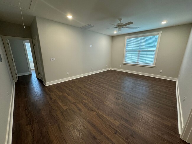 Building Photo - 3BD/3.5BA - END UNIT @ THE RESERVE