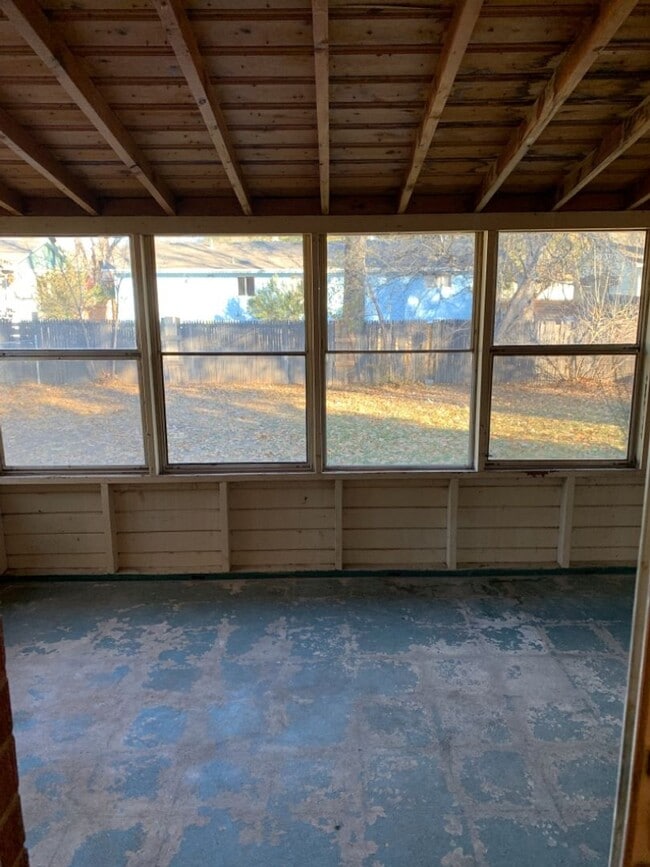 Building Photo - STUDENTS WELCOME! Spacious 5 Bed 2 Bath Ranch Home