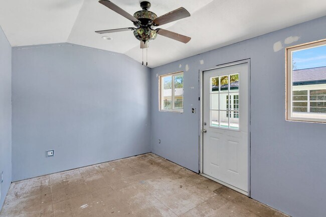 Building Photo - Remodeled Pool Home in the Heart of Brandon, FL