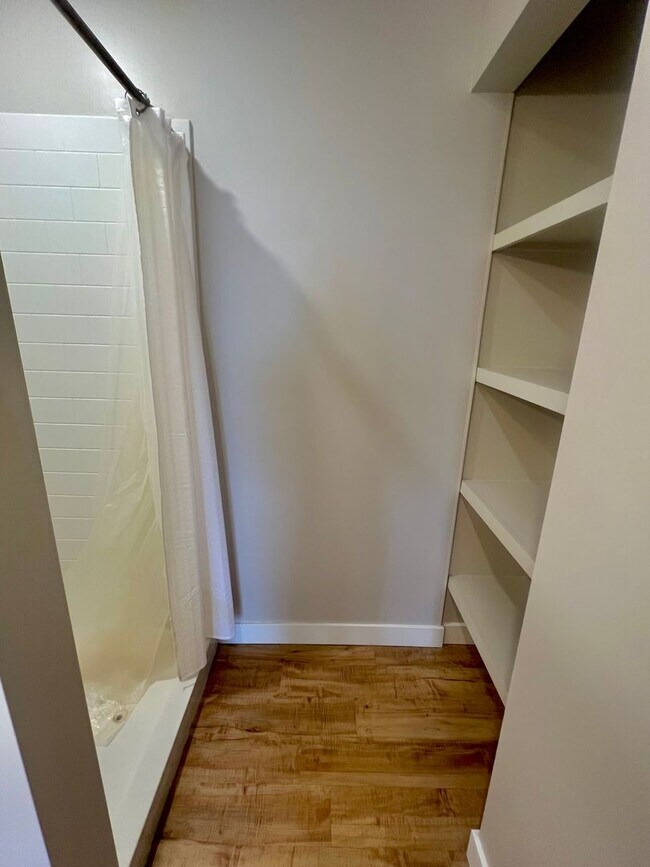Building Photo - Putnam Winslow– $1,350 – 1 Bathroom Studio, 300 SQ.FT. – UTILITIES INCLUDED, Available 7/15/26