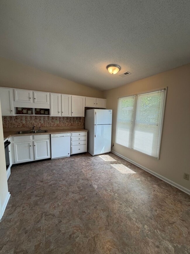 Building Photo - Carrboro / Brighton Sq. Apt. AVAILABLE