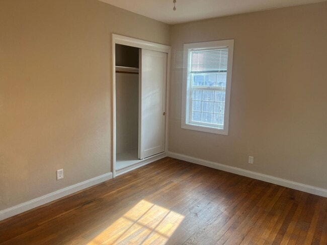Building Photo - Affordable, Adorable Medford Home!!
