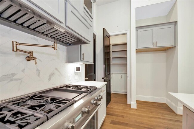 Building Photo - 540 W 26th St