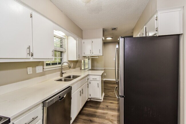 Building Photo - 3041 Delvan Cove