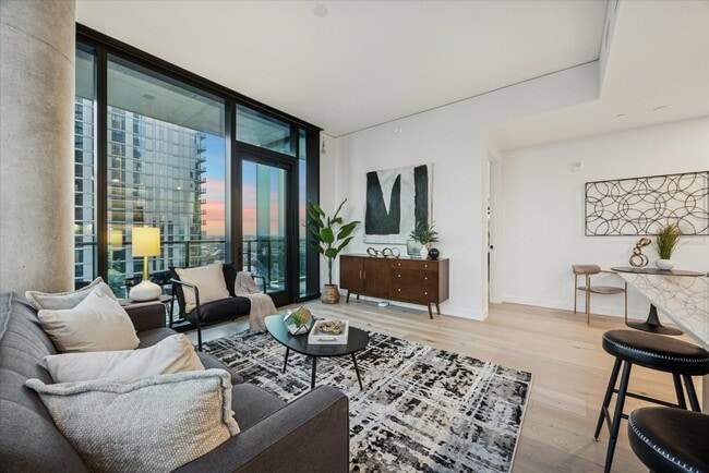 Building Photo - 610 Davis St