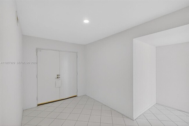 Building Photo - 600 Grapetree Dr