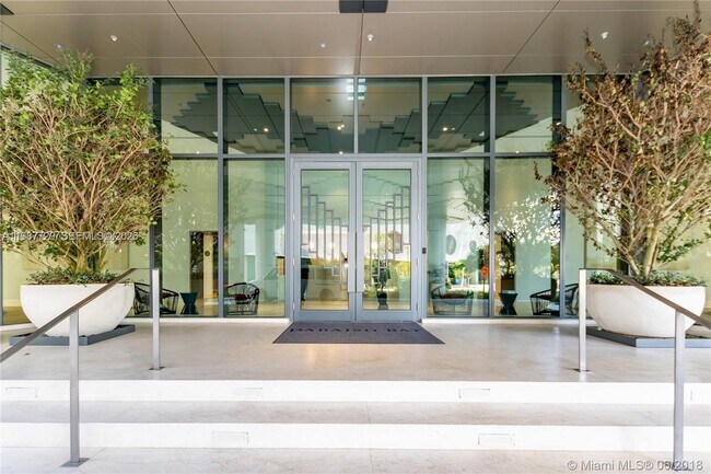 Building Photo - 650 NE 32nd St