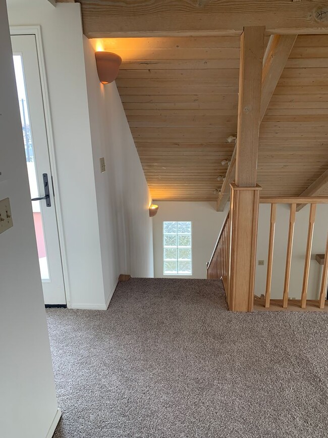 Building Photo - 3 Story 2+2.5 Home, 3rd floor loft with Ro...