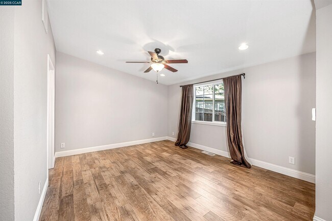 Building Photo - 1371 Juanita Dr