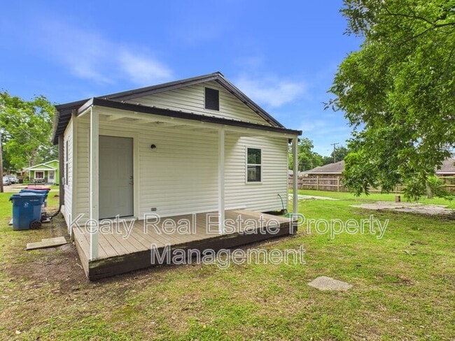 Building Photo - 908 St Charles St