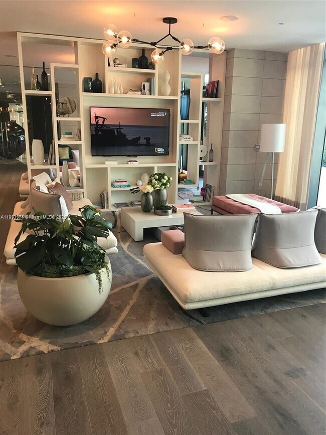 Building Photo - 650 NE 32nd St