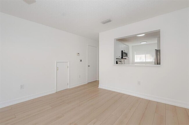 Building Photo - 9481 Palm Cir