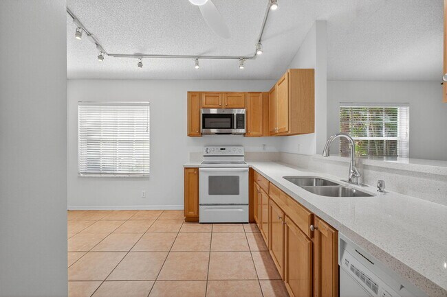 Building Photo - 5020 N La Sedona Cir