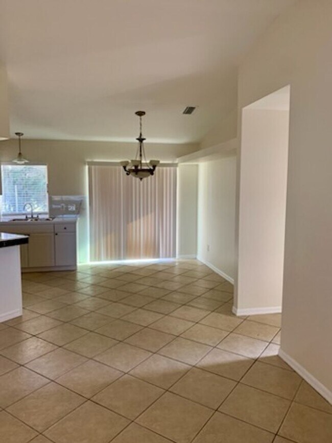 Building Photo - Priced to Rent 3/2