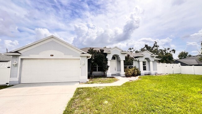 Primary Photo - Huge!! 3 bedroom 2 bath in Deltona Lakes. ...
