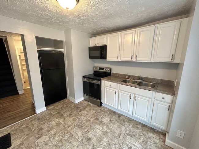 Building Photo - E. WALNUT HILLS - Cute 2 bed in upper of 2...