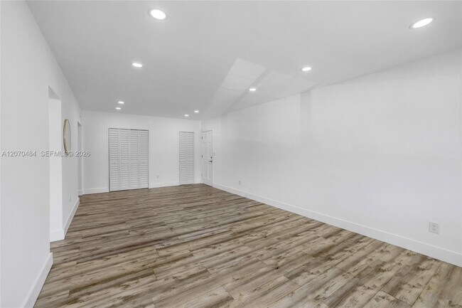 Building Photo - 2250 Bay Dr