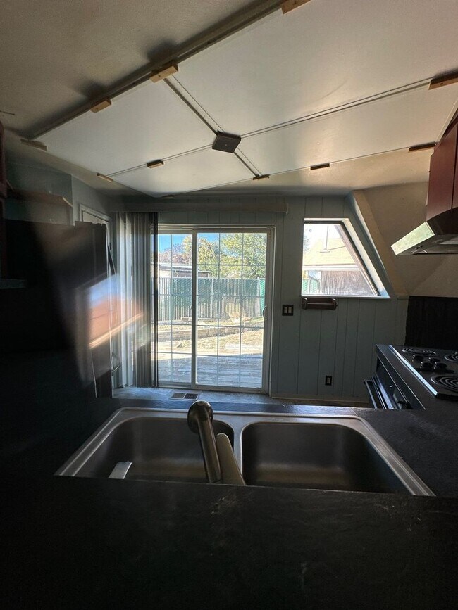 Building Photo - 804 N 2nd St