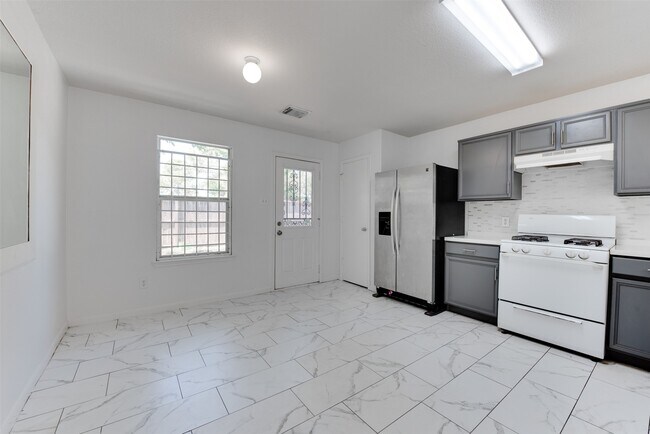 Building Photo - 8510 Village Hollow Ln