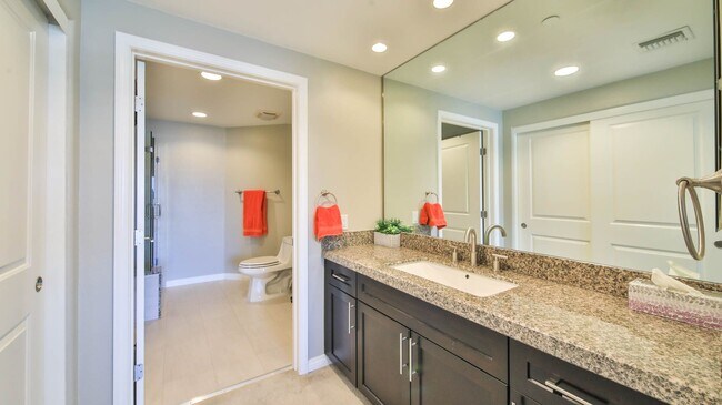 Building Photo - Beautiful 3 Bed/ 2.5 Baths Condo
