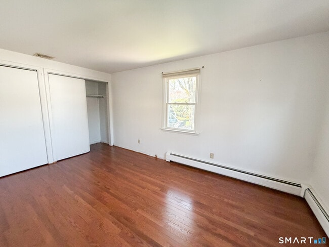 Building Photo - 732 Tunxis Hill Rd