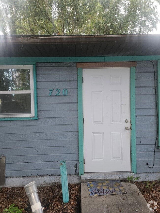 Building Photo - 2/1 DUPLEX