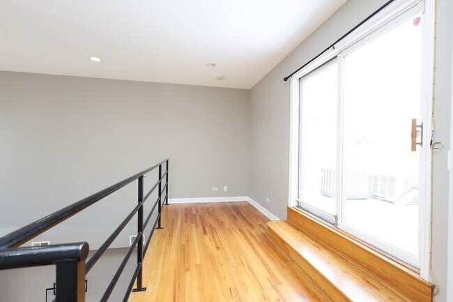 Building Photo - 815 S Western Ave