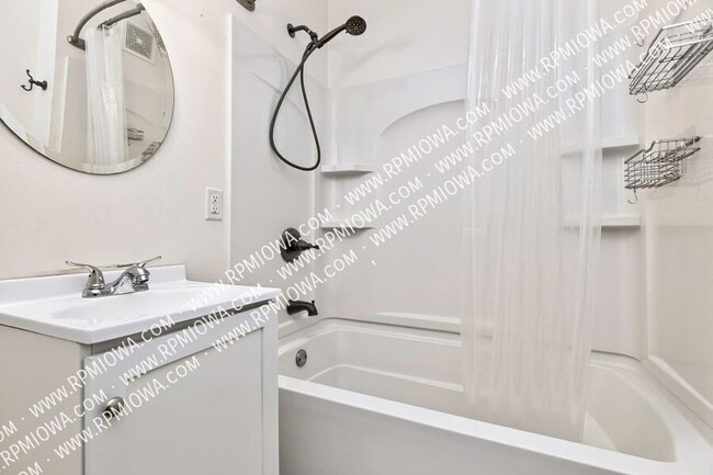 Building Photo - 3620 E 7th St