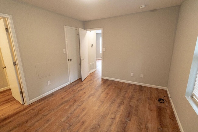 Building Photo - 4620 W Bainbridge Dr