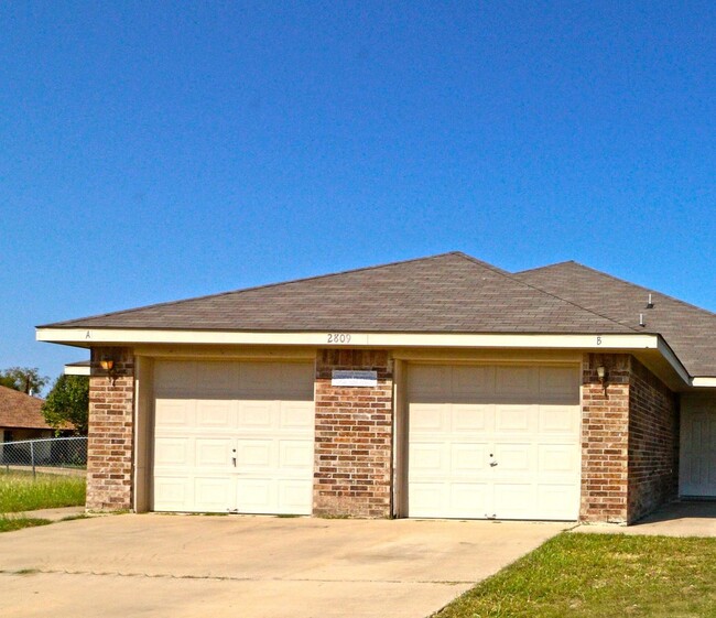 Building Photo - 2809 Alma Dr